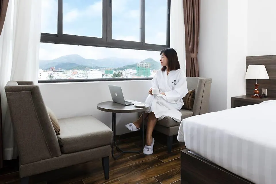 La Casa Hotel Нячанг